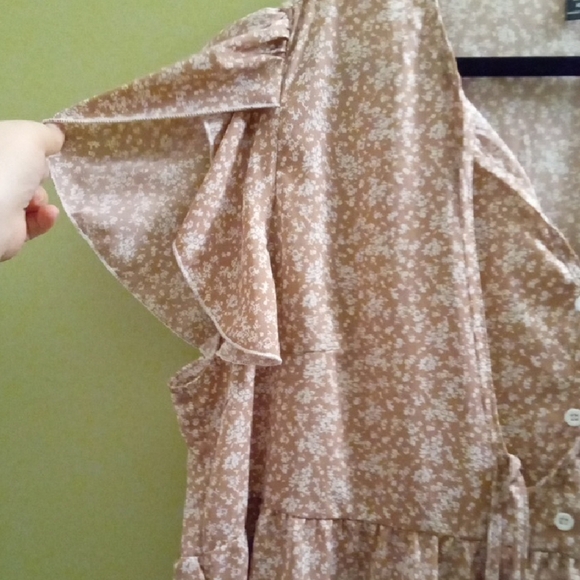 Womans 4X SHEIN Cream And White Tie Front Ruffled Blouse Short Sleeve - Picture 3 of 5